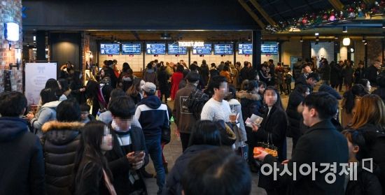 성탄절인 25일 서울 용산CGV에서 영화 관람에 나선 고객들로 북적이고 있다./강진형 기자aymsdream@