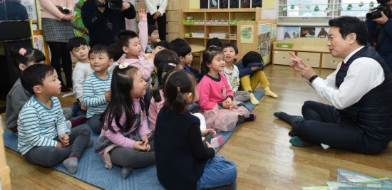 남경필 경기도지사가 모리스 센닥의 동화 '괴물들이 사는 나라'에 대해 어린이들에게 이야기하고 있다.
