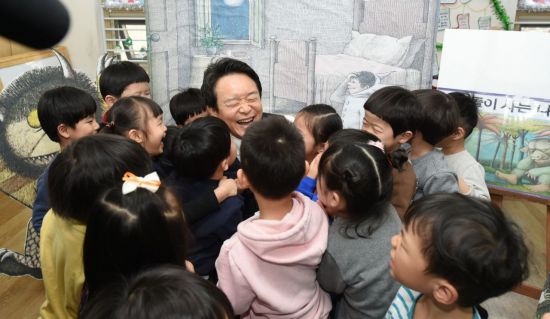 남경필 경기도지사가 어린이들에 둘러싸여 즐거운 시간을 보내고 있다.