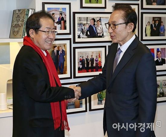3일 서울 강남구 삼성동에 위치한 이명박 전 대통령의 사무실을 찾은 홍준표 자유한국당 대표가 이 전 대통령과 인사를 나누고 있다./윤동주 기자 doso7@