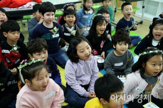 8일 서울 용산구 용암초등학교에서 열린 신입생 예비소집에서 예비초등학생들이 선생님과 오리엔테이션을 하고 있다./강진형 기자aymsdream@