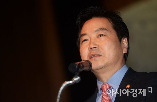 홍종학 중소벤처기업부 장관이 지난 12일 '2018 여성CEO 신년하례식 및 경영 컨퍼런스'에서 축사를 하고 있다. 사진=문호남 기자