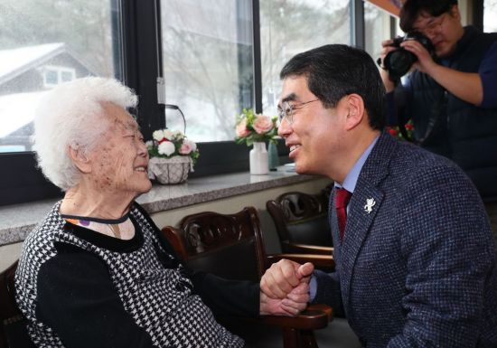 광주 나눔의 집을 찾은 양기대 광명시장이 피해 할머니의 손을 잡고 이야기를 하고 있다 .