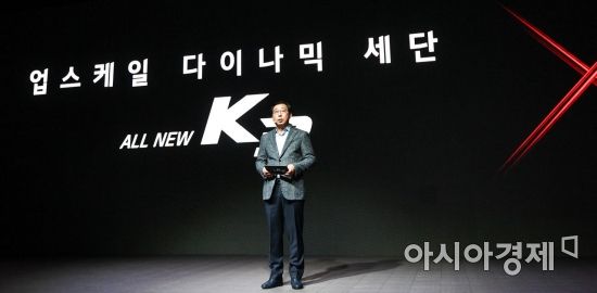 박한우 기아자동차 사장이 13일 서울 광진구 워커힐 호텔 비스타홀에서 열린 '올 뉴 K3' 미디어 발표회에 참석해 인사말 하고 있다./강진형 기자aymsdream@