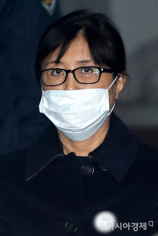 '비선실세' 최순실 씨가 13일 서울 서초구 서울중앙지방법원에서 열린 박근혜 정부 국정농단 사건 관련 1심 선고공판에 출석하고 있다. /문호남 기자 munonam@