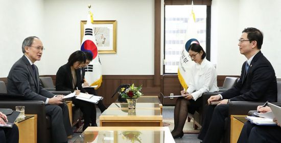 천해성 통일부 차관(오른쪽)이 13일 오전 정부서울청사 외빈접견실에서 나가미네 야스마사 주한 일본대사와 면담하고 있다./사진=통일부
