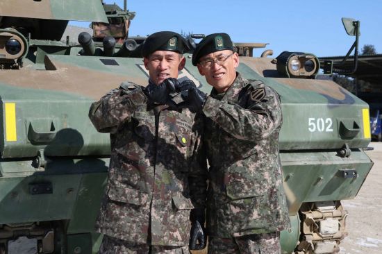 25년간 한 부대서 근무한 형제 부사관