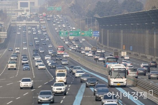 민족 대명절 설날을 이틀 앞둔 14일 경기도 성남시 서울요금소에서 귀성객 차량이 이동하고 있다./성남=강진형 기자aymsdream@