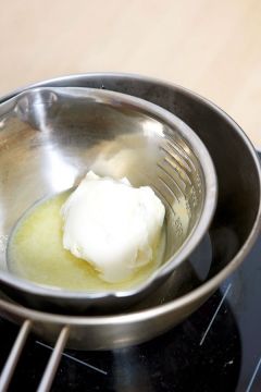 5. 레몬 커드를 만든다. 버터를 중탕으로 녹여 설탕, 레몬 주스, 다진 레몬 껍질을 넣어 중탕하다가 달걀노른자를 조금씩 넣어가며 거품기로 젓는다.