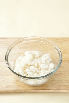1. 따끈한 밥에 소금과 참기름을 넣어 섞는다.