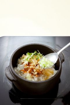 4. 배추김치, 날치알, 오이, 무순, 김, 통깨를 넣어 돌솥을 2~3분 더 달구어 먹기 전에 비빈다.