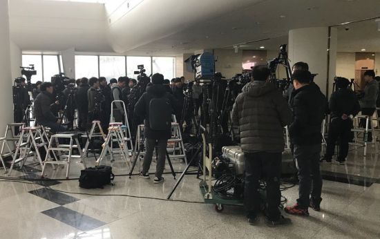 안희정 전 충남도지사가 측근을 통해 기자회견을 예고했던 충남도청 1층 로비는 오전 10시를 넘어서부터 취재진과 지역 주민들로 일찌감치 붐비기 시작했다. 정일웅