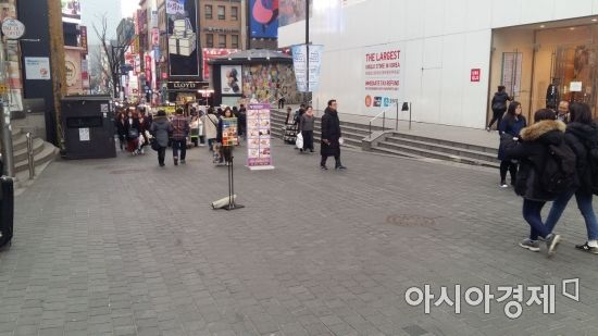 11일 명동 거리. 한창 붐벼야 할 저녁인데도 휑하다.(사진=오종탁 기자)