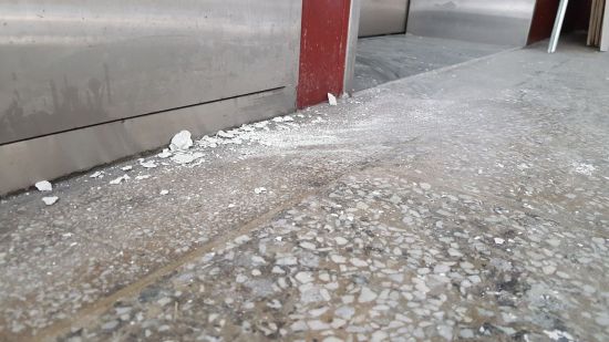 공사가 진행 중인 경희대학교 정경대 건물 바닥 곳곳에서 쌓여있는 먼지들을 쉽게 발견할 수 있었다. 현재 학생들은 해당 건물에서 그대로 수업을 진행하고 있다. (사진=이승진 기자)