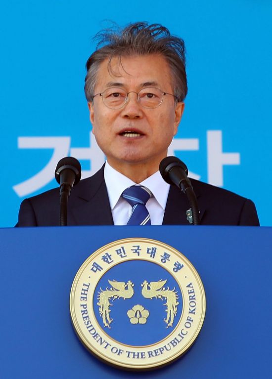 문재인 대통령이 13일 충남 아산 경찰대학에서 열린 2018년 경찰대학생·간부후보생 합동임용식에서 축사를 하고 있다.
사진=연합뉴스