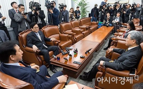 우원식 더불어민주당 원내대표와 김성태 자유한국당 원내대표, 김동철 바른미래당 원내대표가 13일 국회에서 여야3당 원내대표 회동을 갖고 있다. 이날 회동에서는 개헌과 한국GM 군산공장 폐쇄와 관련한 국정조사 등에 대해 논의했다./윤동주 기자 doso7@