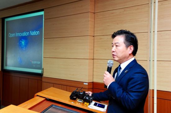 '취임 100일' 홍종학 "대기업이 M&A하는 혁신기술기업 키울것"…'개방형 혁신창업'선언(종합)