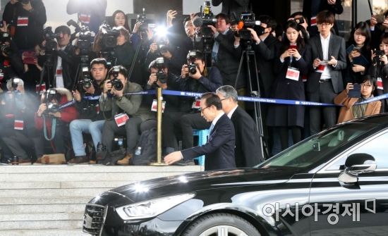 뇌물수수, 횡령, 조세포탈 등 혐의를 받는 이명박 전 대통령이 14일 서울 서초구 서울중앙지방검찰청에 피의자 신분으로 출석하고 있다. /문호남 기자 munonam@