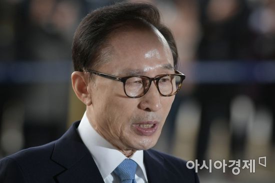 뇌물수수, 횡령, 조세포탈 등의 혐의를 받는 이명박 전 대통령이 14일 피의자 신분으로 검찰 소환돼 서울 서초동 서울중앙지방법원에 들어서면서 입장을 발표하고 있다.사진=아시아경제