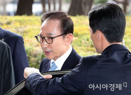 100억원대 뇌물 수수 등 혐의를 받고 있는 이명박 전 대통령이 검찰 조사를 받기 위해 14일 서울 서초구 서울중앙지검으로 들어서고 있다./사진공동취재단