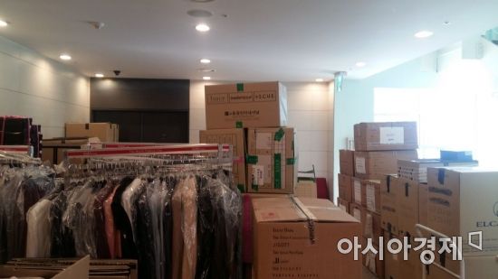 13일 서울 금천구 마리오아울렛 1관의 비상 통로 모습. 사람 키만큼 쌓인 상자와 옷가지 등이 대피로를 점령했다.(사진=오종탁 기자)