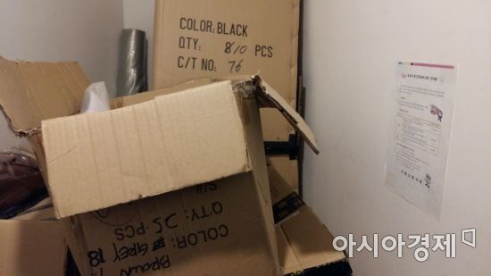 지난달 3일 마리오아울렛의 한 비상 통로. 소방서에서 배포한 '비상구 등 안전 관리 준수 안내문'(물건을 쌓아두면 안 된다는 내용)
주변에도 잡동사니가 쌓여 있다.(사진=오종탁 기자)