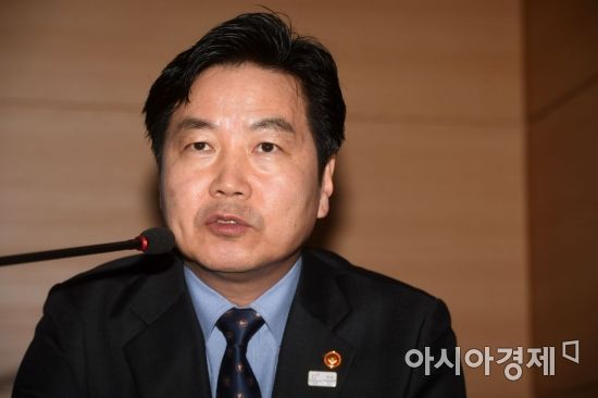 홍종학 중소벤처기업부 장관이 15일 서울 세종로 정부서울청사에서 열린 청년 일자리 대책 관계부처 합동 브리핑에서 발언하고 있다. /문호남 기자 munonam@