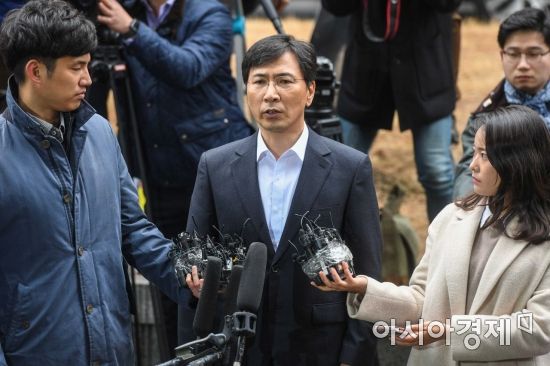 자신의 비서와 여직원을 성폭행한 의혹을 받고 있는 안희정 전 충남도지사가 검찰조사를 받기 위해 19일 서울 마포구 서부지방검찰청에 들어서며 취재진 질문에 답하고 있다./강진형 기자aymsdream@
