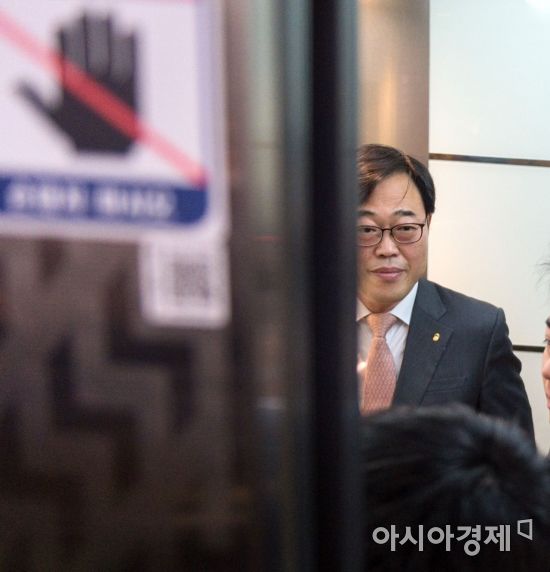 김기식 금융감독원장이 13일 서울 여의도 금투협회에서 열린 자산운용CEO 간담회를 마치고 회의장을 나서고 있다./윤동주 기자 doso7@