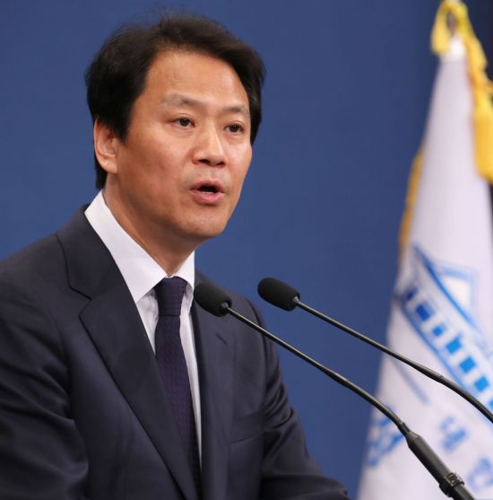 남북정상회담 준비위원장인 임종석 대통령 비서실장이 17일 오후 청와대 춘추관에서 남북정상회담 준비 상황에 대해 설명하고 있다.
사진=연합뉴스