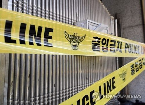 17일 오후 청주시 흥덕구의 한 상가 화장실에서 신생아가 숨진 채 발견돼 경찰이 수사에 나섰다. 시신이 발견된 상가에 폴리스라인이 설치돼 있다. 사진=연합뉴스