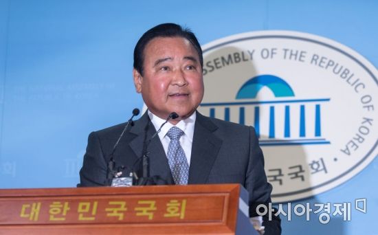 이완구 전 국무총리가 지난달 23일 국회에서 긴급 기자회견을 갖고 있다./윤동주 기자 doso7@