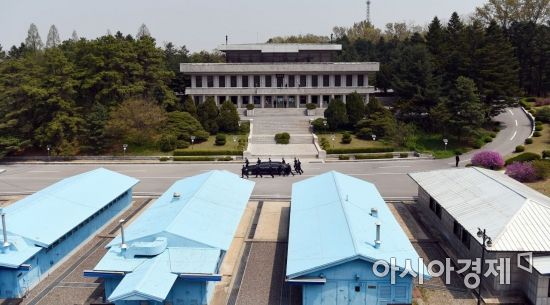 27일 경기 파주시 판문점 평화의집에서 열린 남북정상회담 오전 회의를 마친 김정은 국무위원장을 태운 차량이 북측으로 향하고 있다. /한국공동사진기자단
