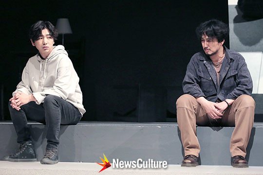 ▲ 연극 ‘킬롤로지(연출 박선희)’ 공연장면 중 데이비(왼쪽, 이주승 분)와 알란(김수현 분)이 대화하고 있다.(뉴스컬처) ©이지은 기자