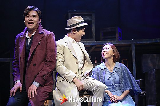 ▲ 뮤지컬 ‘스모크(연출 추정화)’ 공연장면 중 초, 해, 홍(왼쪽부터 임병근, 박한근, 유주혜 분)이 노래부르고 있다.(뉴스컬처) ©윤현지 기자