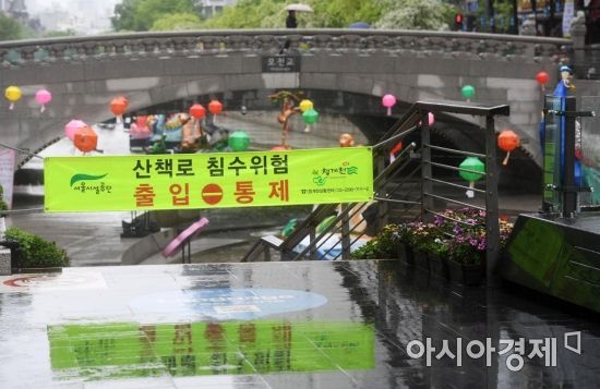 전국적으로 봄비가 내린 6일 서울 청계천에 산책로 침수위험으로 인한 출입통제 안내 현수막이 설치돼 있다. /문호남 기자 munonam@