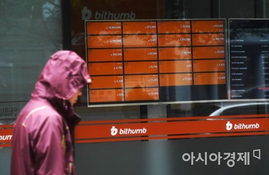 가상화폐 거래 실명제 시행 100일을 사흘 앞둔 6일 서울 중구 빗썸 고객센터에 설치된 스크린에 비트코인, 이더리움, 리플 등 가상화폐 시세가 나타나고 있다. 빗썸과 코인원, 코빗을 제외한 거래소는 여전히 신규 가상계좌를 부여받지 못하면서 신규 투자자 유입이 제한됐다. 기존 가상계좌의 실명 전환율도 30%대로 지지부진한 실정이다. /문호남 기자 munonam@