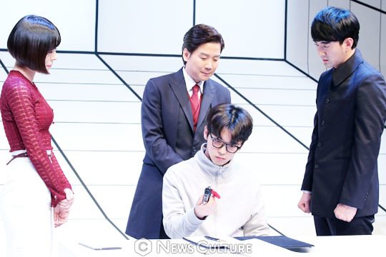 ▲ 연극 ‘컨설턴트(연출 문삼화)’ 공연장면 중 J(가운데, 강승호 분)가 모두가 지켜보는 자리에서 계약하고 있다.(뉴스컬처) ©이지은 기자