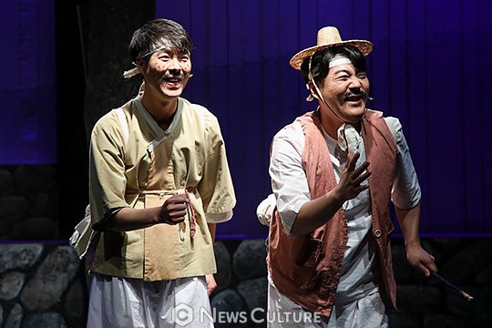 ▲ 뮤지컬 ‘얼쑤(연출 우상욱)’ 공연장면 중 허생원과 조선달(왼쪽부터 권태진, 최광제 분)이 길을 걷고 있다.(뉴스컬처)과 ©윤현지 기자