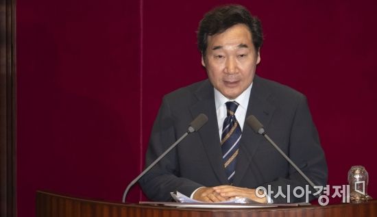 이낙연 국무총리가 15일 국회에서 '2018년도 추가경정예산안에 대한 정부의 시정연설'을 하고 있다./윤동주 기자 doso7@