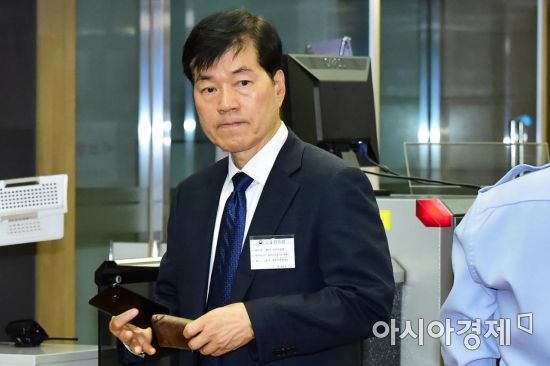 김태한 삼성바이오로직스 사장이 17일 서울 종로구 정부서울청사 금융위원회에서 열린 감리위원회에 참석하기 위해 청사로 들어서고 있다. 금융위원회는 삼성바이오로직스 분식회계 논란을 심의하기 위해 이번 감리위원회를 대심제로 진행했다./김현민 기자 kimhyun81@