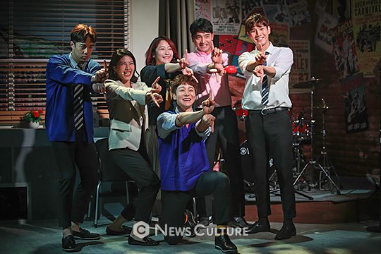 ▲ 뮤지컬 ‘6시 퇴근’(연출 지영관) 공연장면 중 밴드가 구성됐다(왼쪽부터 최호승, 정다예, 이새롬, 김권, 임준혁, 강찬 분). ©윤현지 기자