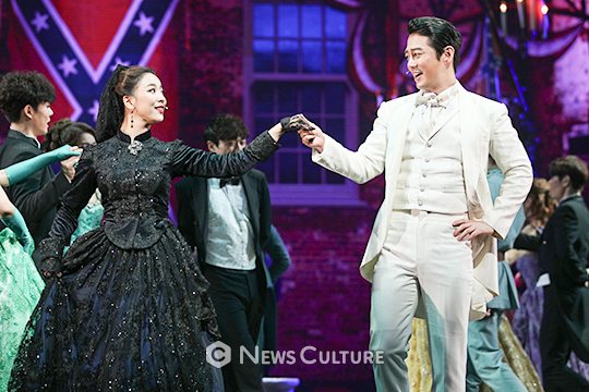 ▲ 뮤지컬 ‘바람과 함께 사라지다’(연출 브래드 리틀) 공연장면 중 스칼렛과 레트(왼쪽부터 루나, 테이 분)가 춤추고 있다. ©윤현지 기자