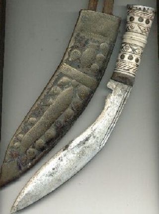 구르카 용병대의 상징인 단도, '쿠크리(khukri)' 모습. 엄폐물이 많아 정밀한 사격이 불리한 산악이나 정글전에서 구르카 용병대는 쿠크리 하나로 수많은 적군을 베어 용맹을 떨친 것으로 유명하다.(사진=위키피디아)