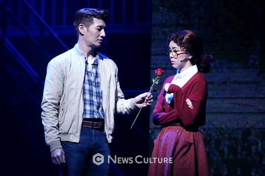 ▲ 뮤지컬 ‘도그파이트’(연출 노우성) 에디 버드레이스(왼쪽, 손호영 분)가 로즈(정재은 분)에게 장미를 건네고 있다. ©이지은 기자
