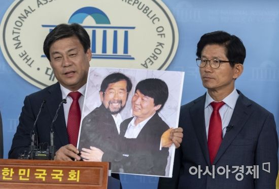 지방선거를 하루앞둔 지난해 6월12일 김문수 자유한국당 서울시장 후보와 김선동 선대위원장이 국회에서 지지를 호소하는 기자회견을 갖고 있다./윤동주 기자 doso7@