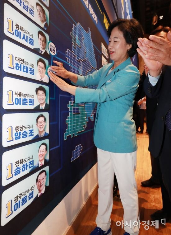 추미애 더불어민주당 대표가 13일 오후 서울 여의도 국회 의원회관에 마련된 개표상황실에서 당선이 확실시 된 후보들의 이름표 옆에 스티커를 붙이고 있다./강진형 기자aymsdream@