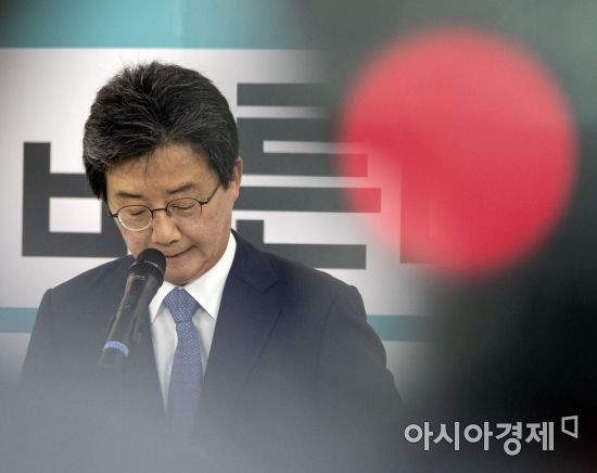 유승민 바른정당 공동대표가 14일 서울 여의도 당사에서 기자회견을 갖고 있다. 유 대표는 지방선거 패배의 책임을 지고 대표직에서 사퇴했다./윤동주 기자 doso7@