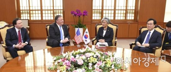 강경화 외교부 장관과 마이크 폼페이오 미국 국무장관이 14일 서울 종로구 외교부 청사에서 대화를 나누고 있다. /문호남 기자 munonam@