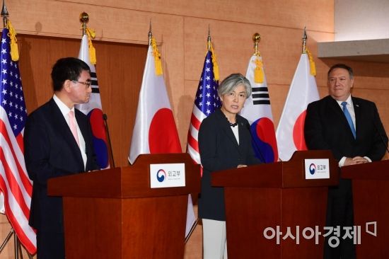 한미일 외교장관 회담을 마친 강경화 외교부 장관(가운데)과 마이크 폼페이오 미국 국무장관(오른쪽), 고노 다로 일본 외무상이 14일 서울 외교부 청사 국제회의장에서 공동기자회견을 하고 있다. /문호남 기자 munonam@
